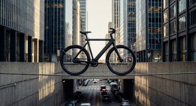 Vélo électrique Cowboy stationné en ville, symbole des difficultés financières de la marque belge.