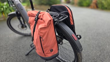 Sac à dos vélo Decathlon 27L fixé sur un porte-bagages arrière