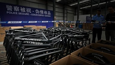 Cadre carbone Specialized Tarmac SL8 original, illustrant l’opération contre la contrefaçon AliExpress