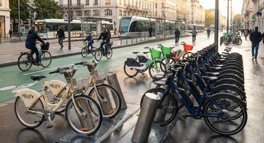 Vélos publics en libre-service alignés dans une ville française, illustrant le rapport 2025 sur la croissance du vélo public