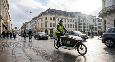 Vélo électrique stationné devant un immeuble de bureaux, symbole des flottes d'entreprise durables