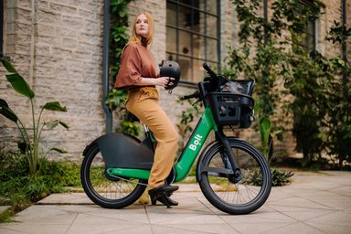 Vélo électrique Bolt en libre-service avec feu stop et clignotants intégrés en ville
