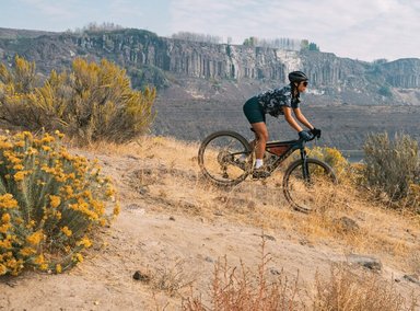 Vélo gravel électrique tout-suspendu Salsa avec cadre suspendu et moteur électrique intégré