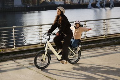 Tenways CGO Compact, vélo électrique urbain compact noir avec cadre bas et équipements intégrés