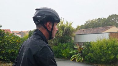 Cycliste portant un bonnet de piscine sous son casque de vélo pour rester au sec sous la pluie