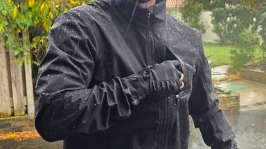 Veste pluie Gorewear Glidewheel Gore-Tex noire pour cyclisme avec membrane ePE respirante en action sur vélo