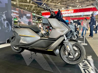 Scooter électrique Pink Ezi Hypevolt 2026 exposé au Salon du 2 Roues avec autonomie de 140 km