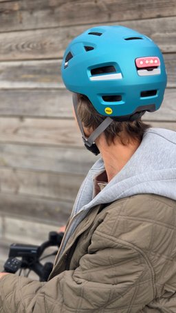 Arrière du casque vélo Met E-Mob MIPS avec éclairage LED intégré