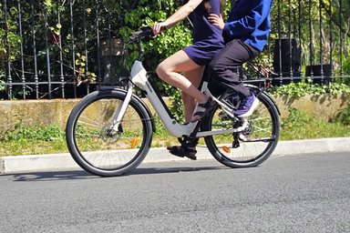 Selle Jallot biplace allongée de 51 cm installée sur un vélo électrique, testée avec deux adultes