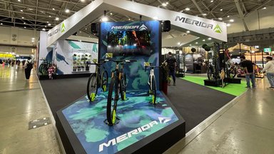 Stand de la marque Merida exposant ses nouveaux modèles de vélos lors d'un salon international du cycle.