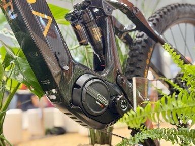 Moteur central Bafang M510 RS monté sur le cadre en carbone d'un VTT électrique suspendu.