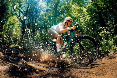 Megamo Along gravel électrique avec moteur DJI Avinox, cadre carbone et pneus Vittoria 50mm