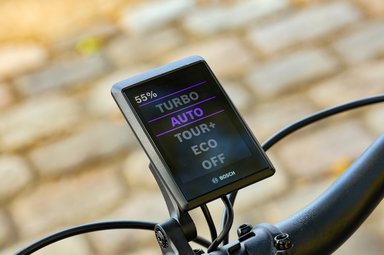 Écran Bosch d'un vélo électrique affichant le mode Turbo et les différents niveaux d'assistance.