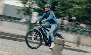Cycliste roulant en ville sur un speedbike électrique capable d’atteindre 45 km/h