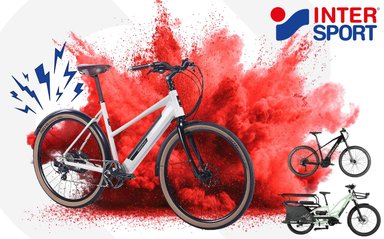 Trois vélos électriques Nakamura remisés pendant les ventes flash Intersport : le Roadster Open blanc, un VTT E-Summit noir et le cargo Crossover Longtail vert