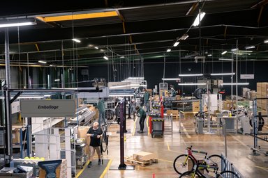 Salariés sur la ligne d'assemblage de l'usine Cycles Lapierre à Dijon, illustration de notre analyse de la crise du vélo et du rôle de la dette