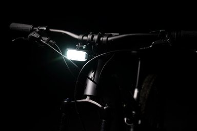 Phare vélo Decathlon FL940 1300 lumens avec commande déportée pour chemins non éclairés