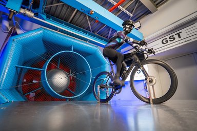 Mannequin sur un vélo Giant effectuant des tests en soufflerie GST pour optimiser la performance.