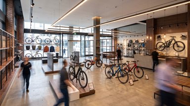 Intérieur d'un magasin de vélos achalandé avec des clients, illustration de notre enquête sur les redressements judiciaires dans le vélo