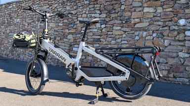 Vélo cargo électrique longtail Tarran L1m 2026 avec paniers lateraux et porte-bagages avant, vu de profil