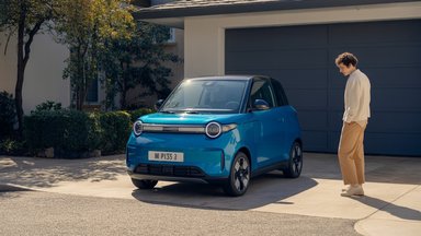 Inspection d'une microcar électrique bleue avant achat