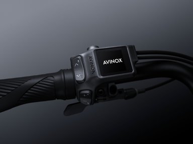 Écran de contrôle Avinox DP200 monté sur guidon de vélo électrique avec affichage LCD couleur tactile
