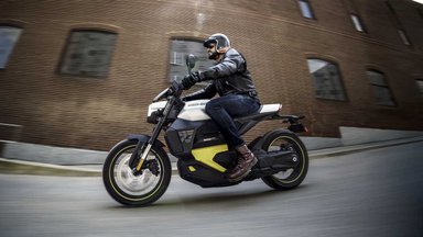 Une moto électrique Can-Am Pulse sur la route