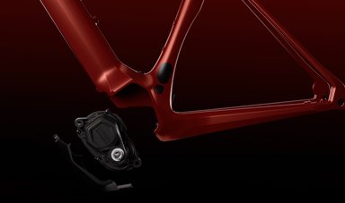 Moteur central SEG Automotive BLM de 2,1 kg intégré sur un vélo électrique, face à Bosch et DJI