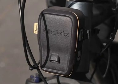 Boîtier BikeBox fixé à l’avant d’un vélo pour mesurer les distances de dépassement à Würzburg, en Allemagne
