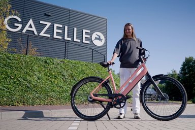 Vélo électrique urbain Gazelle Curb au cadre coloré, fourche rigide noire et moteur arrière Bosch Hub Line