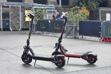 Les trottinettes électriques Segway ZT3 Max et Max G3 Pro 2026 à l'essai au pied de la Tour Eiffel à Paris