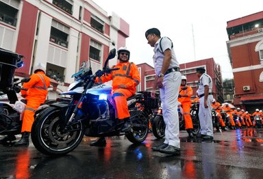 Moto électrique Ultraviolette aux couleurs de la police de Calcutta