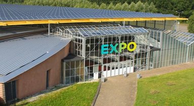Salon professionnel du velo avec stands de fournisseurs de composants et visiteurs B2B