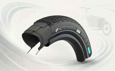 Pneu Hutchinson Republic Cargo monte sur la roue d'un velo cargo electrique en ville