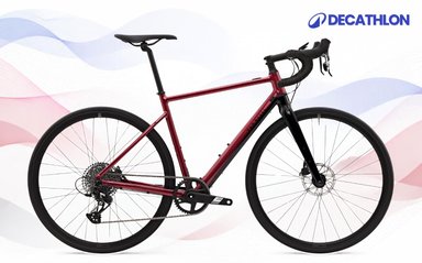 Vélo de route électrique Decathlon Van Rysel E-EDR AF rouge de profil, transmission SRAM Apex 1x12 et moteur-roue Mahle X35
