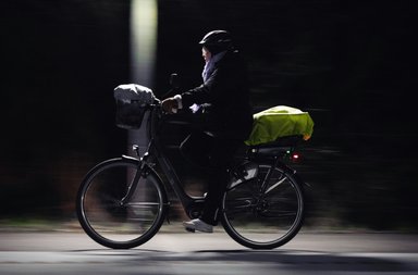 Un vélo électrique circulant de nuit