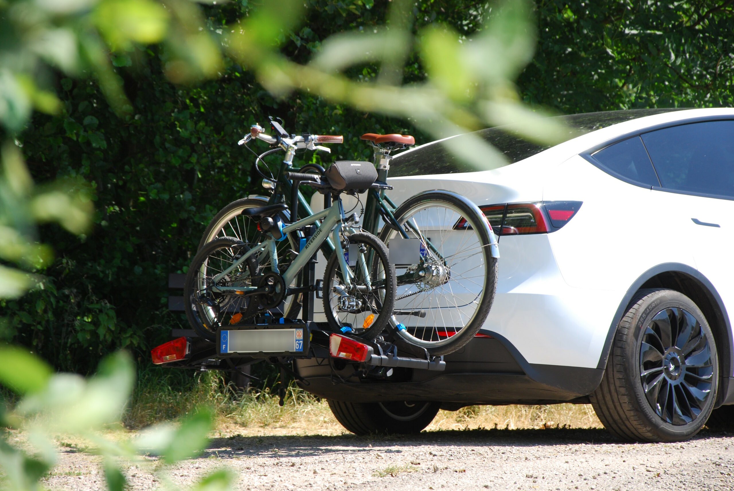 Transport de deux vélos électriques avec le Norauto e-Fit 200 sur attelage