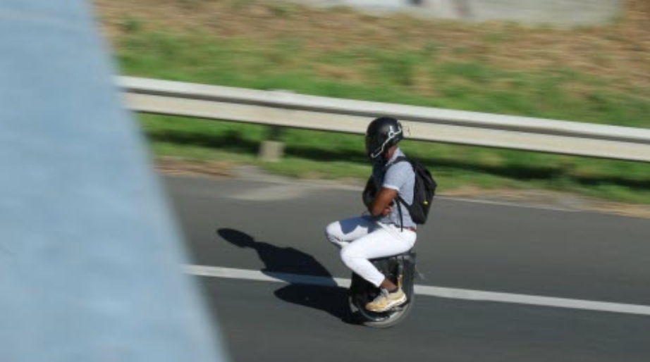 Homme en gyroroue sur l'autoroute ©Pascal Piérart