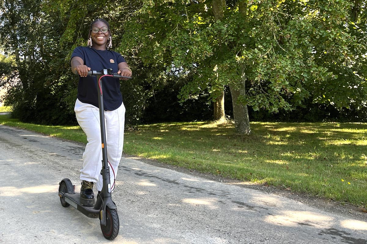 Rozenn utilsatrice de trottinettes électriques en libre-service à Paris