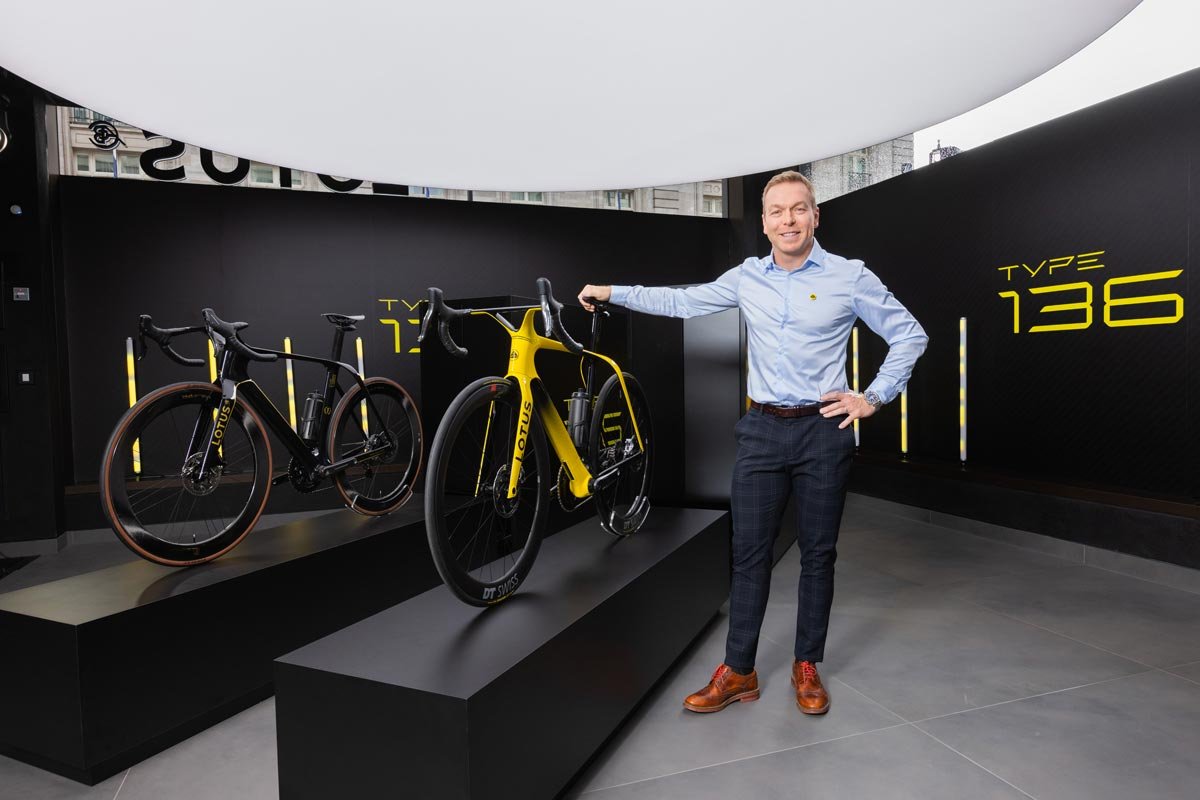 Chris Hoy et les deux versions du vélo électrique Lotus Type 136