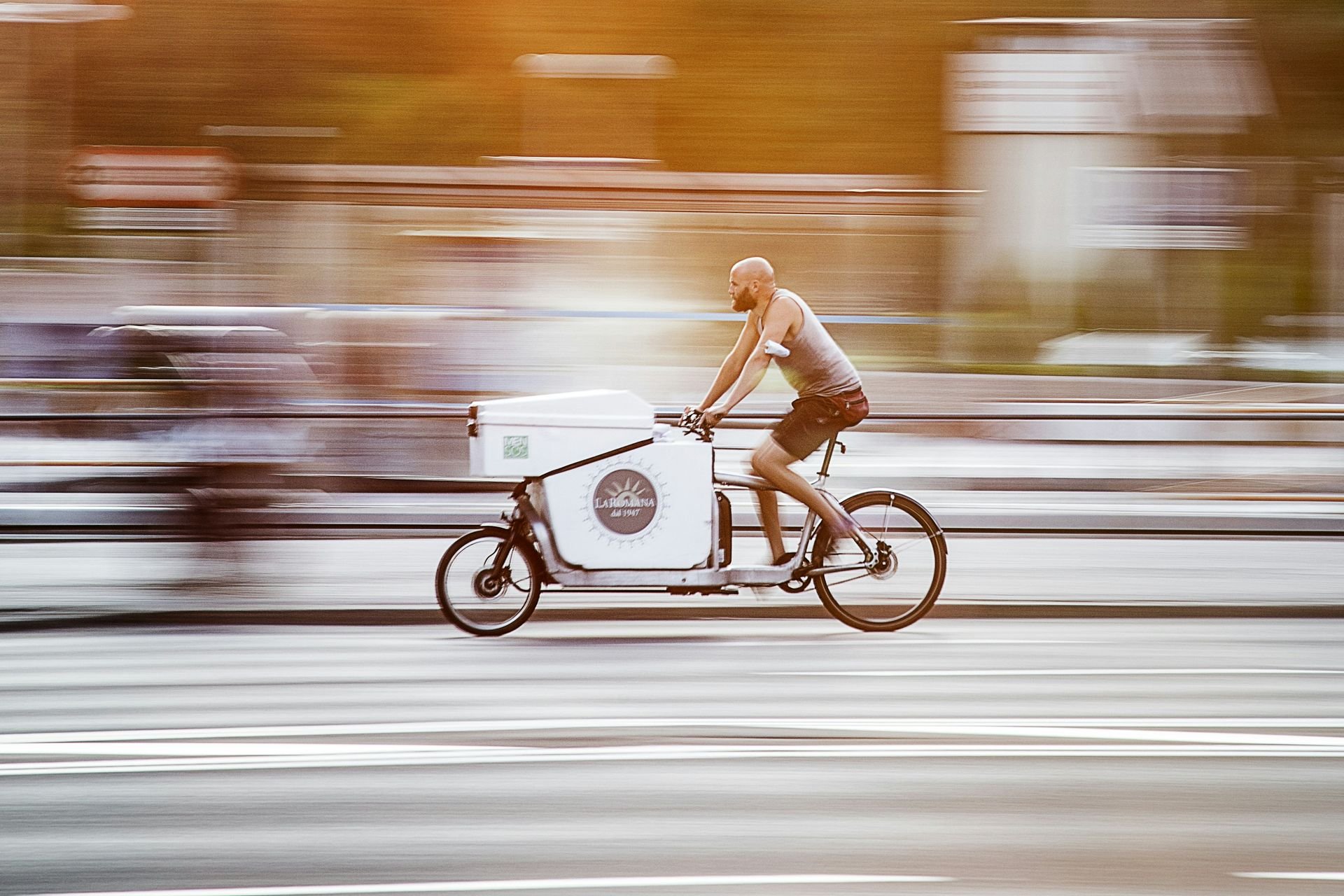 Livreur vélo cargo électrique