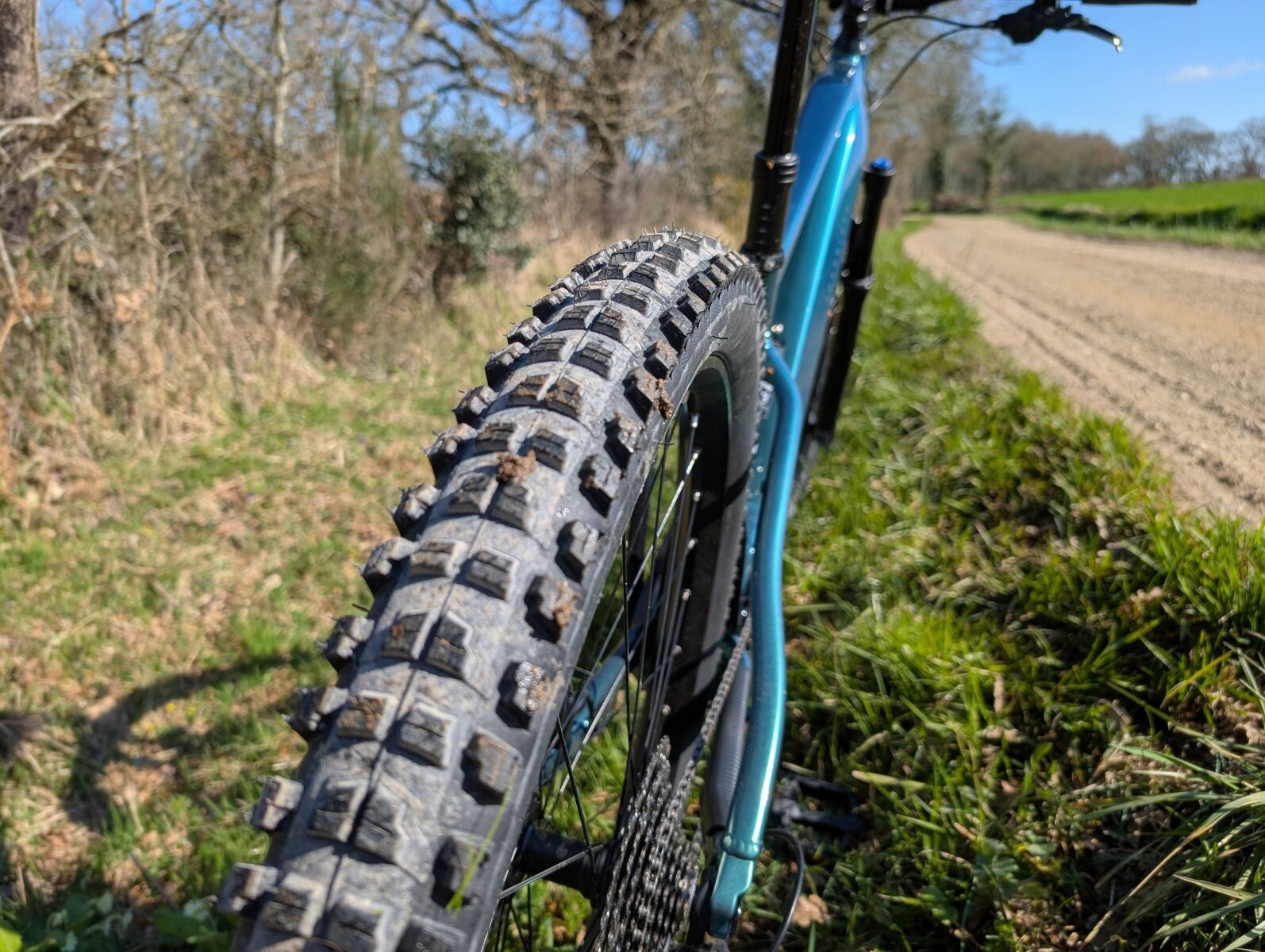 De gros crampons diminuent le rendement, mais ce n'est pas un gros problème en VTT à assistance électrique © Cleanrider / Valentin Lebrun