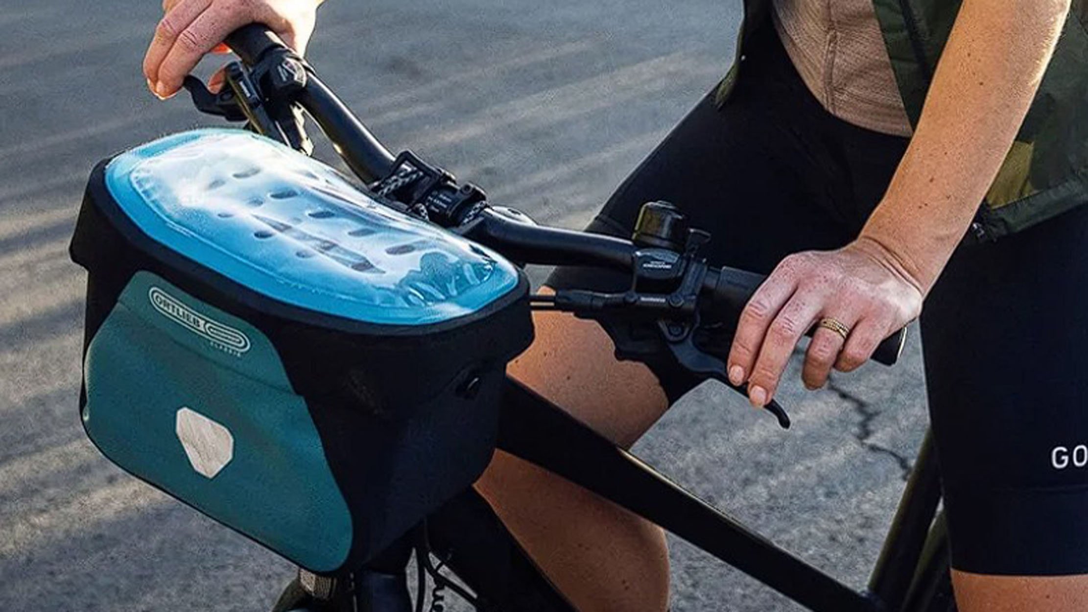 sacoche de guidon vélo amovible installée sur un vélo urbain, idéale pour le vélotaf et les balades