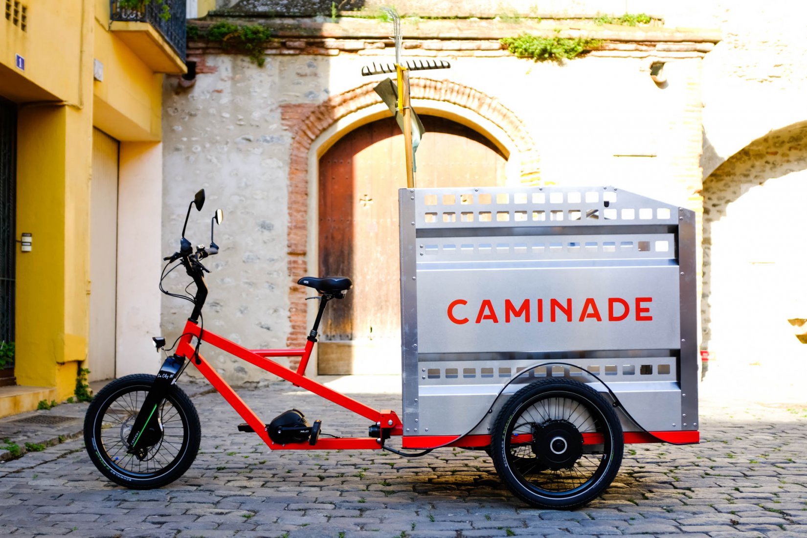 Triporteur électrique professionnel CamiGo de Caminade en situation de collecte en ville
