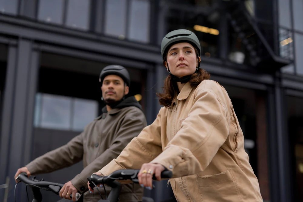 Casque vélo Echo Pro noir mat, ajustable à la morphologie du crâne, réutilisable après plusieurs chocs, présenté avec feu stop intégré