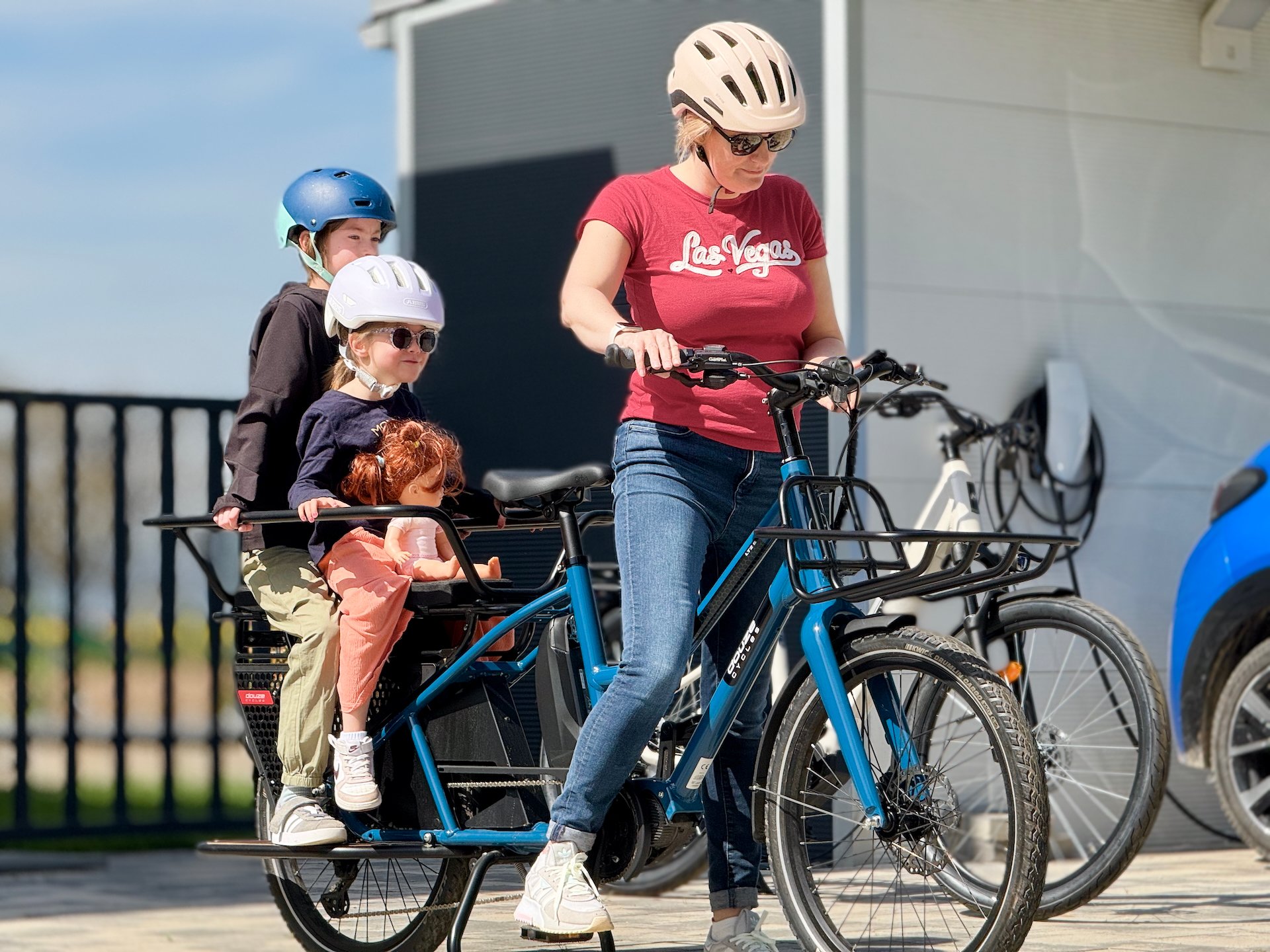Test Douze Cycles LT2S - Deux enfants sur un longtail électrique familial