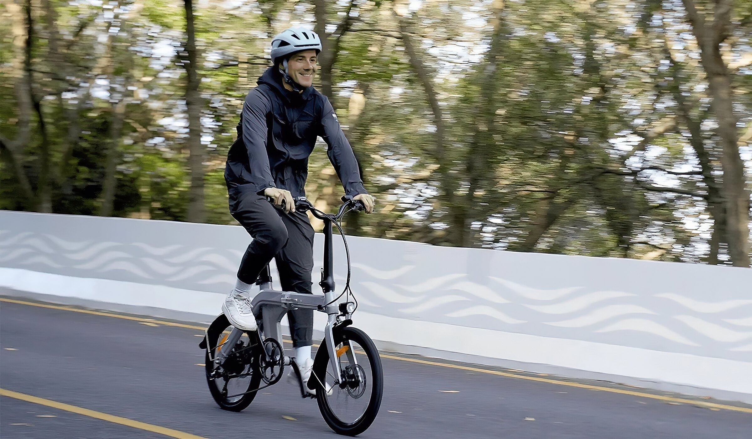 Vélo électrique pliant Fiido D11 2025 en version grise, vue latérale en extérieur
