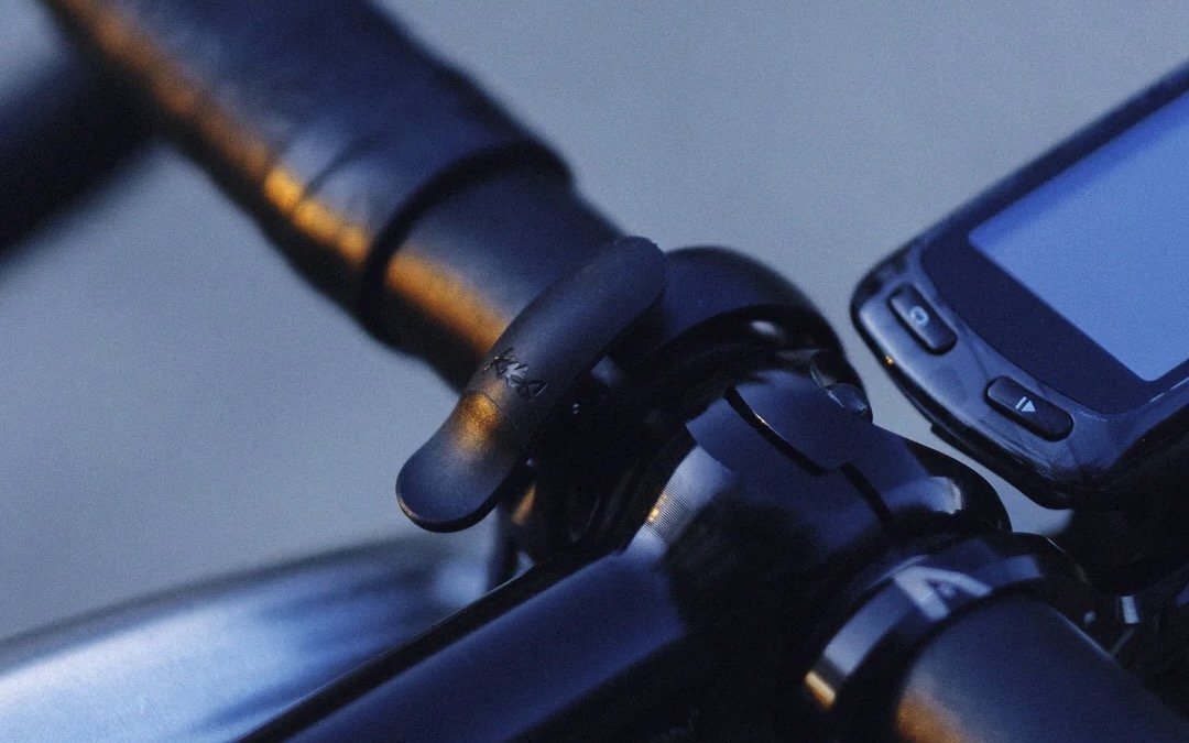 Sonnette vélo Knog Oi Prima noire sur cintre plat
