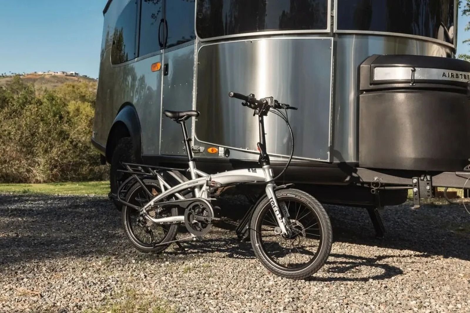 Tern Vektron édition limitée Airstream, vélo électrique compact devant une caravane