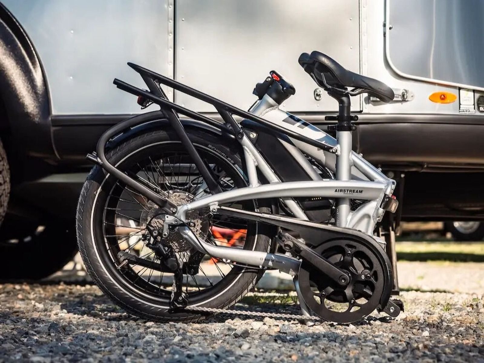 Vélo pliant électrique compact et moderne, idéal pour le multimodal et le stockage urbain